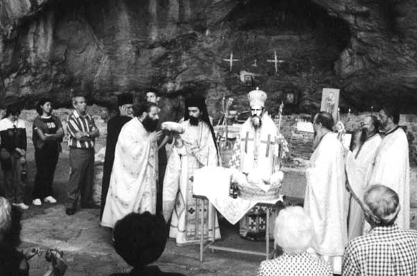 Θεία Λειτουργία στο σπήλαιο του Αγίου Νικολάου