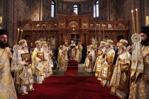 Συνοδική θεία Λειτουργία γιά τήν Κυριακή τής Ορθοδοξίας - Οι ιερές εικόνες μας