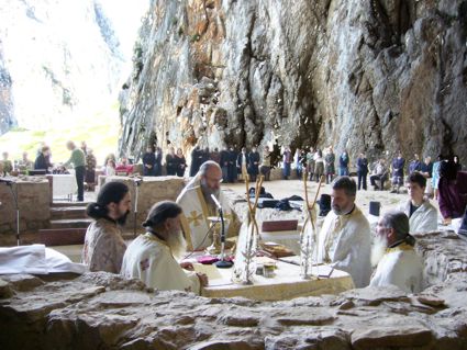 Θεία Λειτουργία στό σπήλαιο τῆς Βαράσοβας