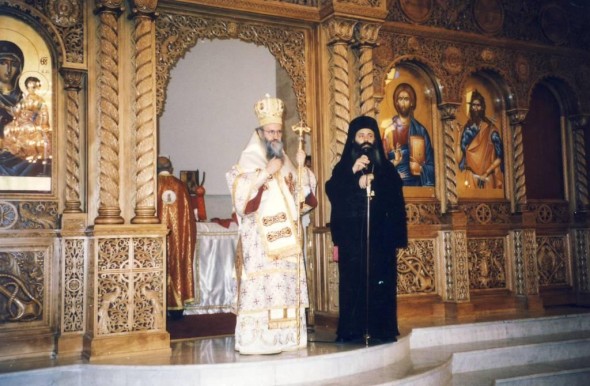 Mitropolitul Nafpaktosului, Ierótheos, împreună cu Mitropolitul Alepului, Pavel, în Sfânta Biserică a Prorocului Ilie din Alep (2001)