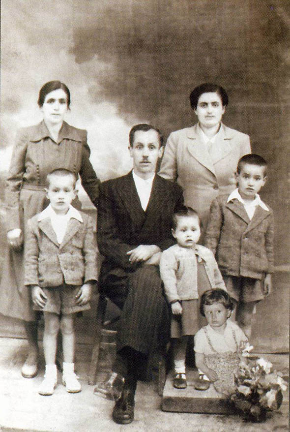 Familia Vlachos cu mătușa Paraskevi (în dreapta, în picioare), în anul 1950